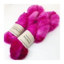 WestWooly Fat Mohair er et tykt mohairgarn i en dejlig tykkelse. Garnet har en sammensætning, der består af 73% kid mohair, 12% merinould og 5% nylon. Dette garn er enormt blødt med en god fylde og kan bruges i mange sammenhænge, som eks de lune sweatre på større pinde. Garnet kan bruges alene eller sammen med en tråd ufarvet merino, merino/Tencel, Merino/silke eller merino single. Jeg håndfarver alle fed i små partier, husk derfor at bestille fed nok til dit projekt Fiberindhold: 73% kid mohair, 12% merino, 5% nylon Anbefalet pind: 7-10 mm Løbelængde: 200 meter / 100 g i hvert fed Vaskeanvisning: håndvask 30 grader, gerne med uldsæbe, slynges vaskepose i maskine, tørres liggende Håndfarvet garn er et spændende og interessant materiale at arbejde med.  Alle fed er farvet i hånden og helt unikke.Derfor vil der opleves forskelle i de enkelte fed. Når du strikker med håndfarvet garn, kan du med fordel strikke med to forskellige nøgler på samme tid. Strik eks. 2-5 omgange med hvert nøgle, hvormed du  