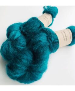 WestWooly Fat Mohair er et tykt mohairgarn i en dejlig tykkelse. Dette garn er enormt blødt med en god fylde og kan bruges i mange sammenhænge, som eks de lune sweatre på større pinde. Garnet kan bruges alene eller sammen med en tråd ufarvet merino, merino/Tencel, Merino/silke eller merino single. Jeg håndfarver alle fed i små partier, husk derfor at bestille fed nok til dit projekt Fiberindhold: 78% kid mohair, 13% merino, 9% nylon Anbefalet pind: 7-10 mm Løbelængde: 200 meter / 100 g i hvert fed Vaskeanvisning: håndvask 30 grader, gerne med uldsæbe, slynges vaskepose i maskine, tørres liggende Håndfarvet garn er et spændende og interessant materiale at arbejde med.  Alle fed er farvet i hånden og helt unikke.Derfor vil der opleves forskelle i de enkelte fed. Når du strikker med håndfarvet garn, kan du med fordel strikke med to forskellige nøgler på samme tid. Strik eks. 2-5 omgange med hvert nøgle, hvormed du  