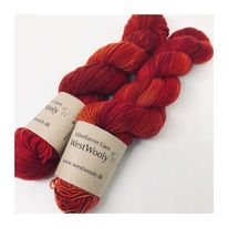 Merino Singles er et blødt og lækkert garn, spundet i en enkelt tråd 100% merinould. Garnets har en struktur, der gør hvert enkelt fed unikt og farverne fordeler sig meget smukt. Garnet er superwash-behandlet og kan derfor bruges til stort set al slags strik; strømper, sjaler, cardigans, babystrik etc. Garnet er håndfarvet i små partier, hvorfor ikke to fed er ens. Husk at købe garn nok til dit projekt, så du er sikker på at få fed fra samme indfarvning. Merino Singles kan med fordel strikkes sammen med en følgetråd Silk Mohair. Strikkes garnet på rundpind, uden mønster, vil det kunne opleves at arbejdet drejer Garnet kommer i fed a’ 100 gram Fiberindhold: 100% superwash merino Anbefalet pind: 3-4 mm Strikkefasthed: 28 m-36 m / 10 cm pind 3 Løbelængde: ca. 365 meter / 100 g Vaskeanvisning: håndvask 30 grader (gerne uldsæbe) slynges i maskine, tørres liggende Vær opmærksom på, at farven på billedet kan afvige en smule fra virkeligheden, da det afhænger af skærmens farvekalibrering. Der vil derfor kunne ses nuanceforskelle fra skærm til skærm.