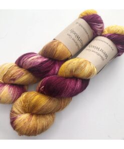 Merino Singles er et blødt og lækkert garn, spundet i en enkelt tråd 100% merinould. Garnets har en struktur, der gør hvert enkelt fed unikt og farverne fordeler sig meget smukt. Garnet er superwash-behandlet og kan derfor bruges til stort set al slags strik; strømper, sjaler, cardigans, babystrik etc. Garnet er håndfarvet i små partier, hvorfor ikke to fed er ens. Husk at købe garn nok til dit projekt, så du er sikker på at få fed fra samme indfarvning. Merino Singles kan med fordel strikkes sammen med en følgetråd Silk Mohair. Strikkes garnet på rundpind, uden mønster, vil det kunne opleves at arbejdet drejer Garnet kommer i fed a’ 100 gram Fiberindhold: 100% superwash merino Anbefalet pind: 2-3 mm Strikkefasthed: 32 m-36 m / 10 cm pind 2,5 Løbelængde: ca. 750 meter / 100 g Vaskeanvisning: håndvask 30 grader (gerne uldsæbe) slynges i maskine, tørres liggende Vær opmærksom på, at farven på billedet kan afvige en smule fra virkeligheden, da det afhænger af skærmens farvekalibrering. Der vil derfor kunne ses nuanceforskelle fra skærm til skærm.