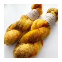 WestWooly Fat Mohair er et tykt mohairgarn i en dejlig tykkelse. Dette garn er enormt blødt med en god fylde og kan bruges i mange sammenhænge, som eks de lune sweatre på større pinde. Garnet kan bruges alene eller sammen med en tråd ufarvet merino, merino/Tencel, Merino/silke eller merino single. Jeg håndfarver alle fed i små partier, husk derfor at bestille fed nok til dit projekt Fiberindhold: 78% kid mohair, 13% merino, 9% nylon Anbefalet pind: 7-10 mm Løbelængde: 200 meter / 100 g i hvert fed Vaskeanvisning: håndvask 30 grader, gerne med uldsæbe, slynges vaskepose i maskine, tørres liggende Håndfarvet garn er et spændende og interessant materiale at arbejde med.  Alle fed er farvet i hånden og helt unikke.Derfor vil der opleves forskelle i de enkelte fed. Når du strikker med håndfarvet garn, kan du med fordel strikke med to forskellige nøgler på samme tid. Strik eks. 2-5 omgange med hvert nøgle, hvormed du  