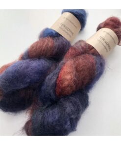 WestWooly Fat Mohair er et tykt mohairgarn i en dejlig tykkelse. Dette garn er enormt blødt med en god fylde og kan bruges i mange sammenhænge, som eks de lune sweatre på større pinde. Garnet kan bruges alene eller sammen med en tråd ufarvet merino, merino/Tencel, Merino/silke eller merino single. Jeg håndfarver alle fed i små partier, husk derfor at bestille fed nok til dit projekt Fiberindhold: 78% kid mohair, 13% merino, 9% nylon Anbefalet pind: 7-10 mm Løbelængde: 200 meter / 100 g i hvert fed Vaskeanvisning: håndvask 30 grader, gerne med uldsæbe, slynges vaskepose i maskine, tørres liggende Håndfarvet garn er et spændende og interessant materiale at arbejde med.  Alle fed er farvet i hånden og helt unikke.Derfor vil der opleves forskelle i de enkelte fed. Når du strikker med håndfarvet garn, kan du med fordel strikke med to forskellige nøgler på samme tid. Strik eks. 2-5 omgange med hvert nøgle, hvormed du  