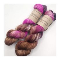 Merino Singles er et blødt og lækkert garn, spundet i en enkelt tråd 100% merinould. Garnets har en struktur, der gør hvert enkelt fed unikt og farverne fordeler sig meget smukt. Garnet er superwash-behandlet og kan derfor bruges til stort set al slags strik; strømper, sjaler, cardigans, babystrik etc. Garnet er håndfarvet i små partier, hvorfor ikke to fed er ens. Husk at købe garn nok til dit projekt, så du er sikker på at få fed fra samme indfarvning. Merino Singles kan med fordel strikkes sammen med en følgetråd Silk Mohair. Strikkes garnet på rundpind, uden mønster, vil det kunne opleves at arbejdet drejer Garnet kommer i fed a’ 100 gram Fiberindhold: 100% superwash merino Anbefalet pind: 2-3 mm Strikkefasthed: 32 m-36 m / 10 cm pind 2,5 Løbelængde: ca. 750 meter / 100 g Vaskeanvisning: håndvask 30 grader (gerne uldsæbe) slynges i maskine, tørres liggende Vær opmærksom på, at farven på billedet kan afvige en smule fra virkeligheden, da det afhænger af skærmens farvekalibrering. Der vil derfor kunne ses nuanceforskelle fra skærm til skærm.