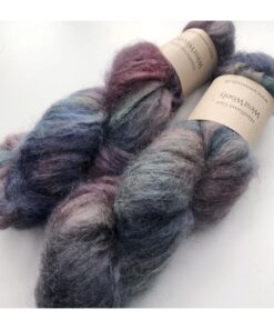 WestWooly Fat Mohair er et tykt mohairgarn i en dejlig tykkelse. Dette garn er enormt blødt med en god fylde og kan bruges i mange sammenhænge, som eks de lune sweatre på større pinde. Garnet kan bruges alene eller sammen med en tråd ufarvet merino, merino/Tencel, Merino/silke eller merino single. Jeg håndfarver alle fed i små partier, husk derfor at bestille fed nok til dit projekt Fiberindhold: 78% kid mohair, 13% merino, 9% nylon Anbefalet pind: 7-10 mm Løbelængde: 200 meter / 100 g i hvert fed Vaskeanvisning: håndvask 30 grader, gerne med uldsæbe, slynges vaskepose i maskine, tørres liggende Håndfarvet garn er et spændende og interessant materiale at arbejde med.  Alle fed er farvet i hånden og helt unikke.Derfor vil der opleves forskelle i de enkelte fed. Når du strikker med håndfarvet garn, kan du med fordel strikke med to forskellige nøgler på samme tid. Strik eks. 2-5 omgange med hvert nøgle, hvormed du  