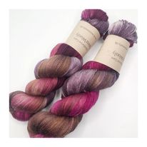 WestWooly Merino/silke er et garn med en silkens glans og kølende egenskab samt merino uldens blødhed. Garnet kan og kan anvendes til utallige former for strik eks. sweatre, sjaler m.fl Alle garnbaser er selvfølgelig mulesingfrit. Materiale: 75 % merino SW , 2-trådet, 20,5 mic, morbærsilke 25 % Vejledende pinde: 2-3 mm Vejledende strikkefasthed: 32 masker pr 10 cm Løbelængde: ca 80 m fed a' 10 g Vaskeanvisning: håndvask, gerne i uldsæbe, kan centrifugeres i maskine – tørres liggende Jeg håndfarver alle fed i små partier, husk derfor at bestille fed nok til dit projekt Vær opmærksom på, at farven på billedet kan afvige en smule fra virkeligheden, da det afhænger af skærmens farvekalibrering. Der kan således også være nuanceforskelle fra skærm til skærm. Håndfarvet garn er et spændende og interessant materiale at arbejde med.  Alle fed er farvet i hånden og helt unikke.Derfor vil der kunne opleves forskelle i de enkelte fed. Når du strikker med håndfarvet garn, kan du med fordel strikke med to forskellige nøgler på samme tid. Strik eks. 2-5 omgange med hvert nøgle, hvormed du  