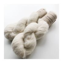 WestWooly Silke Mohair er blødt, lækkert og fyldigt garn, og det kan bruges til utallige formål som sweatre, sjaler og ikke mindst strik, du ønsker at tilføre ekstra glans og kærlighed. Materiale: Baby Alpaka 63 %, Mulbærsilke 30 %, Merino 7 % Vejledende pinde: 3-4 mm Vejledende strikkefasthed: 32-40 masker pr 10 cm Løbelængde: 420 m pr fed a' 50 g Vaskeanvisning: håndvask 30 grader (gerne uldsæbe) slynges i maskine, tørres liggende Jeg håndfarver alle fed i små partier, husk derfor at bestille fed nok til dit projekt Vær opmærksom på, at farven på billedet kan afvige en smule fra virkeligheden, da det afhænger af skærmens farvekalibrering. Der kan således også være nuanceforskelle fra skærm til skærm. Garnet stammer fra et spinderi Italien, hvor det er spundet af bedste sortering. Håndfarvet garn er et spændende og interessant materiale at arbejde med.  Alle fed er farvet i hånden og helt unikke.Derfor vil der opleves forskelle i de enkelte fed. Når du strikker med håndfarvet garn, kan du med fordel strikke med to forskellige nøgler på samme tid. Strik eks. 2-5 omgange med hvert nøgle, hvormed du  