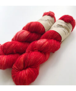 Merino Singles er et blødt og lækkert garn, spundet i en enkelt tråd 100% merinould. Garnets har en struktur, der gør hvert enkelt fed unikt og farverne fordeler sig meget smukt. Garnet er superwash-behandlet og kan derfor bruges til stort set al slags strik; strømper, sjaler, cardigans, babystrik etc. Garnet er håndfarvet i små partier, hvorfor ikke to fed er ens. Husk at købe garn nok til dit projekt, så du er sikker på at få fed fra samme indfarvning. Merino Singles kan med fordel strikkes sammen med en følgetråd Silk Mohair. Strikkes garnet på rundpind, uden mønster, vil det kunne opleves at arbejdet drejer Garnet kommer i fed a’ 100 gram Fiberindhold: 100% superwash merino Anbefalet pind: 2,5-3 mm Strikkefasthed: 22-28 m / 10 cm pind 2,5 Løbelængde: ca. 650 meter / 100 g Vaskeanvisning: håndvask 30 grader (gerne uldsæbe) slynges i maskine, tørres liggende Vær opmærksom på, at farven på billedet kan afvige en smule fra virkeligheden, da det afhænger af skærmens farvekalibrering. Der vil derfor kunne ses nuanceforskelle fra skærm til skærm.