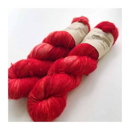 Merino Singles er et blødt og lækkert garn, spundet i en enkelt tråd 100% merinould. Garnets har en struktur, der gør hvert enkelt fed unikt og farverne fordeler sig meget smukt. Garnet er superwash-behandlet og kan derfor bruges til stort set al slags strik; strømper, sjaler, cardigans, babystrik etc. Garnet er håndfarvet i små partier, hvorfor ikke to fed er ens. Husk at købe garn nok til dit projekt, så du er sikker på at få fed fra samme indfarvning. Merino Singles kan med fordel strikkes sammen med en følgetråd Silk Mohair. Strikkes garnet på rundpind, uden mønster, vil det kunne opleves at arbejdet drejer Garnet kommer i fed a’ 100 gram Fiberindhold: 100% superwash merino Anbefalet pind: 2,5-3 mm Strikkefasthed: 22-28 m / 10 cm pind 2,5 Løbelængde: ca. 650 meter / 100 g Vaskeanvisning: håndvask 30 grader (gerne uldsæbe) slynges i maskine, tørres liggende Vær opmærksom på, at farven på billedet kan afvige en smule fra virkeligheden, da det afhænger af skærmens farvekalibrering. Der vil derfor kunne ses nuanceforskelle fra skærm til skærm.