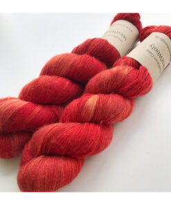 Merino Singles er et blødt og lækkert garn, spundet i en enkelt tråd 100% merinould. Garnets har en struktur, der gør hvert enkelt fed unikt og farverne fordeler sig meget smukt. Garnet er superwash-behandlet og kan derfor bruges til stort set al slags strik; strømper, sjaler, cardigans, babystrik etc. Garnet er håndfarvet i små partier, hvorfor ikke to fed er ens. Husk at købe garn nok til dit projekt, så du er sikker på at få fed fra samme indfarvning. Merino Singles kan med fordel strikkes sammen med en følgetråd Silk Mohair. Strikkes garnet på rundpind, uden mønster, vil det kunne opleves at arbejdet drejer Garnet kommer i fed a’ 100 gram Fiberindhold: 100% superwash merino Anbefalet pind: 2,5-3 mm Strikkefasthed: 22-28 m / 10 cm pind 2,5 Løbelængde: ca. 650 meter / 100 g Vaskeanvisning: håndvask 30 grader (gerne uldsæbe) slynges i maskine, tørres liggende Vær opmærksom på, at farven på billedet kan afvige en smule fra virkeligheden, da det afhænger af skærmens farvekalibrering. Der vil derfor kunne ses nuanceforskelle fra skærm til skærm.