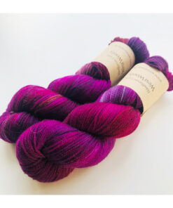 WestWooly merino SW 325 er et meget blødt og lækkert garn. Garnet er spundet tæt hvilket bevirker, at det færdige arbejde ikke 