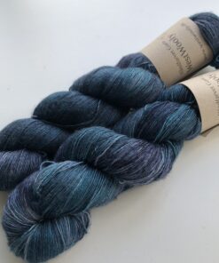 Merino Singles er et blødt og lækkert garn, spundet i en enkelt tråd 100% merinould. Garnets har en struktur, der gør hvert enkelt fed unikt og farverne fordeler sig meget smukt. Garnet er superwash-behandlet og kan derfor bruges til stort set al slags strik; strømper, sjaler, cardigans, babystrik etc. Garnet er håndfarvet i små partier, hvorfor ikke to fed er ens. Husk at købe garn nok til dit projekt, så du er sikker på at få fed fra samme indfarvning. Merino Singles kan med fordel strikkes sammen med en følgetråd Silk Mohair. Strikkes garnet på rundpind, uden mønster, vil det kunne opleves at arbejdet drejer Garnet kommer i fed a’ 100 gram Fiberindhold: 100% superwash merino Anbefalet pind: 2,5-3 mm Strikkefasthed: 22-28 m / 10 cm pind 2,5 Løbelængde: ca. 650 meter / 100 g Vaskeanvisning: håndvask 30 grader (gerne uldsæbe) slynges i maskine, tørres liggende Vær opmærksom på, at farven på billedet kan afvige en smule fra virkeligheden, da det afhænger af skærmens farvekalibrering. Der vil derfor kunne ses nuanceforskelle fra skærm til skærm.